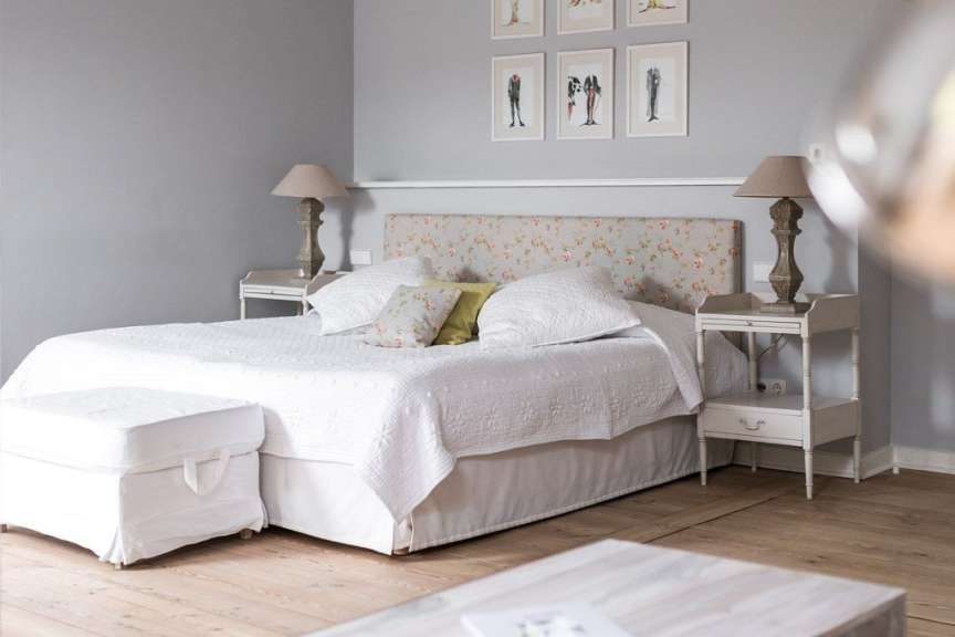 Ein Schlafzimmer mit einem Bett und zwei Nachttischen