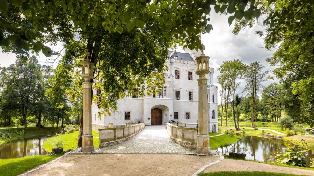 Eine Brücke führt zu einem großen weißen Schloss