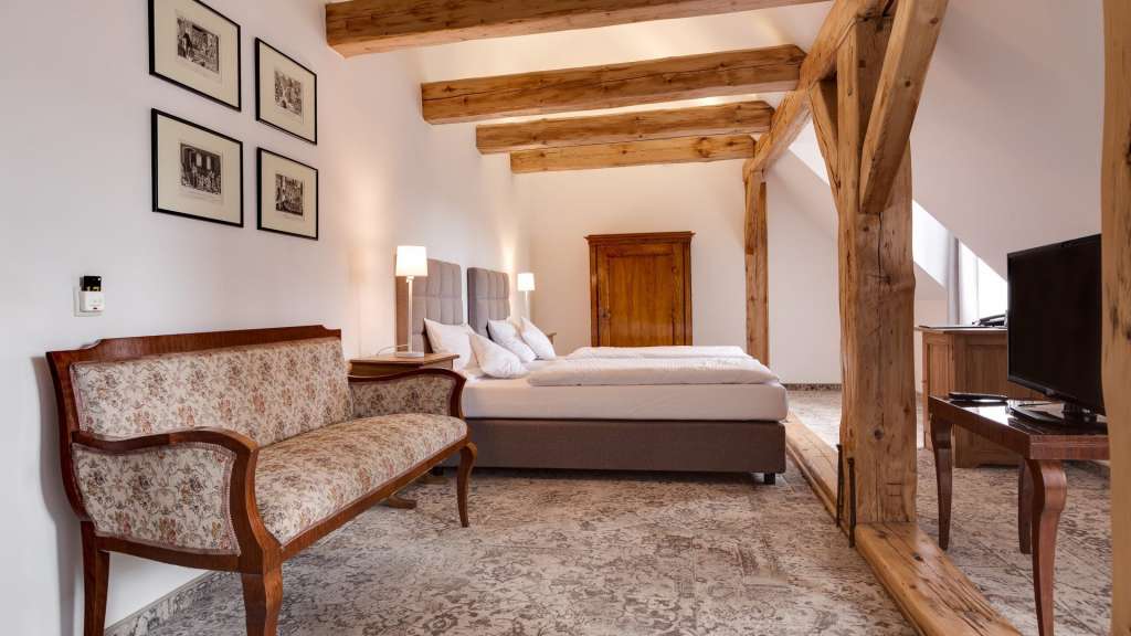 Ein Schlafzimmer mit zwei Betten und einem Fernseher