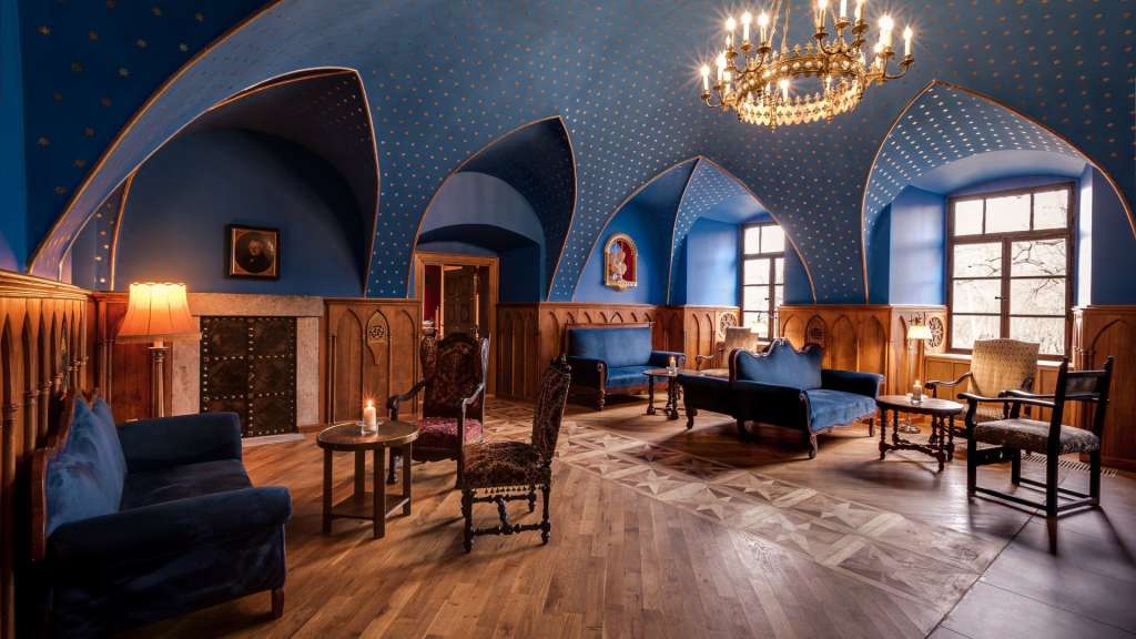 Ein Wohnzimmer mit blauen Wänden und einem Kronleuchter