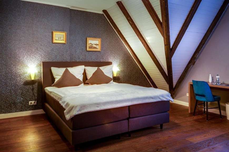 Ein Schlafzimmer mit einem Bett und einem Schreibtisch