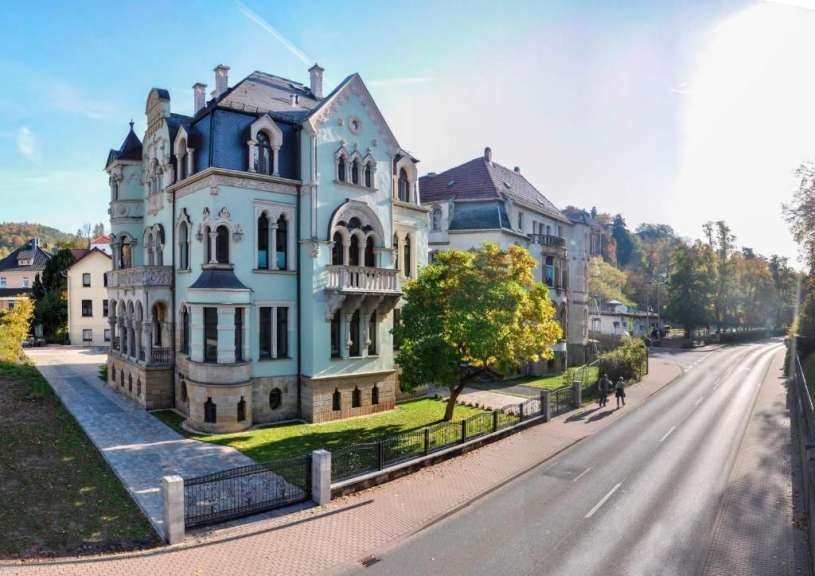 Eine Straße mit einem großen Gebäude in der Mitte