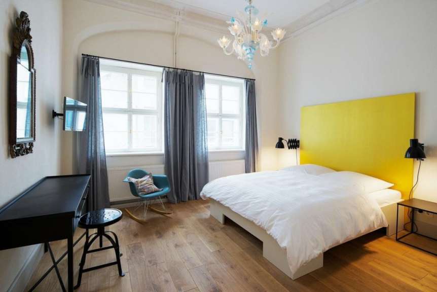 Ein Schlafzimmer mit einem Bett und einem Schaukelstuhl