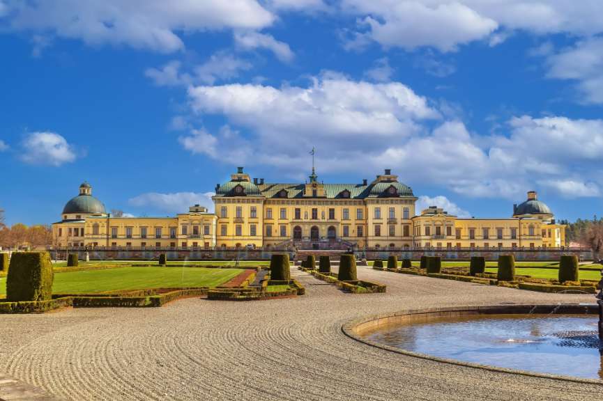 Ein großes Gebäude mit einem blauen Himmel dahinter
