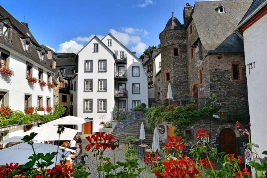 Ein kleines dorf mit einem gebäude mit der nummer 777