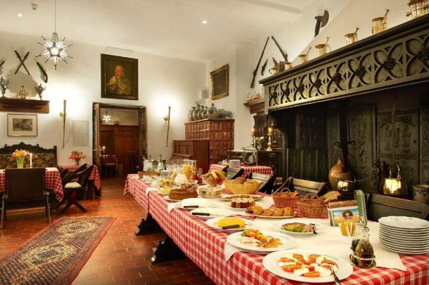 Ein Buffettisch mit vielen Tellern und einem roten und weiß karierten Tischtuch