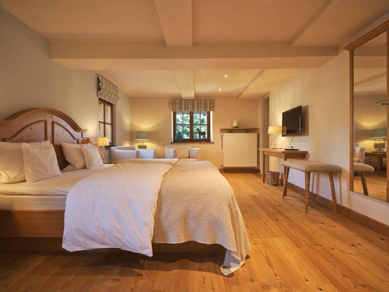 Ein Schlafzimmer mit einem Bett und einem Fernseher