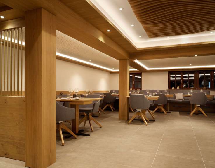 Ein Esszimmer mit Tisch und Stühlen in einem Restaurant