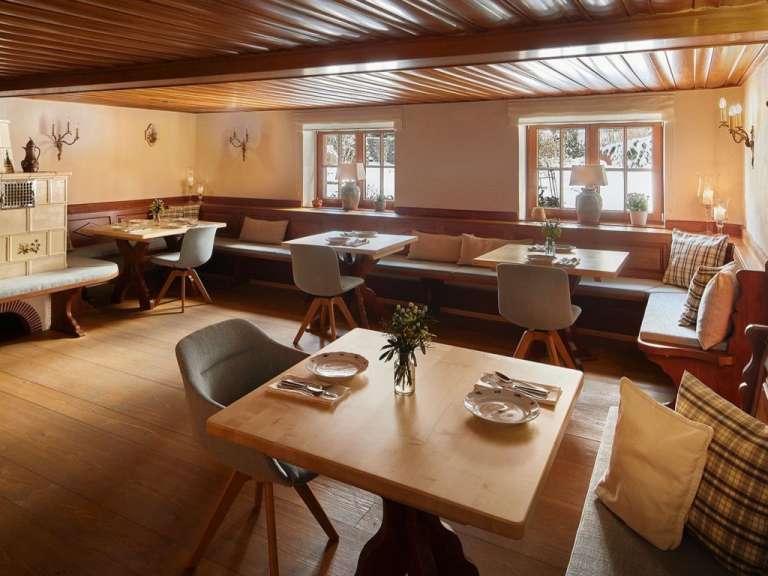 Ein Esszimmer mit vielen Tischen und Stühlen
