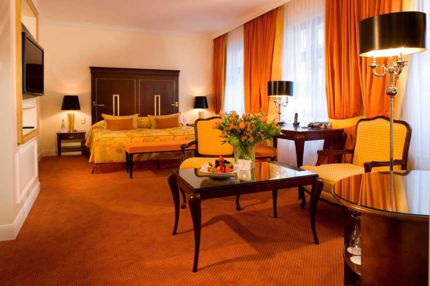 Ein Hotelzimmer mit einem Bett und einem Tisch