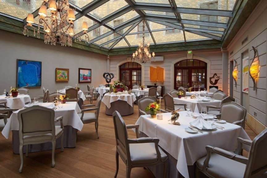 Ein Esszimmer mit vielen Tischen und Stühlen