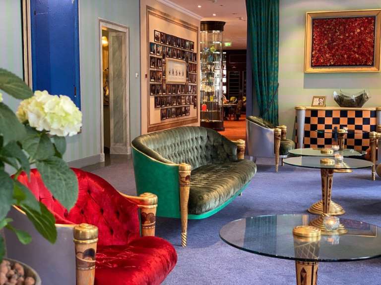 Ein Wohnzimmer mit einer grünen Couch und einem roten Stuhl