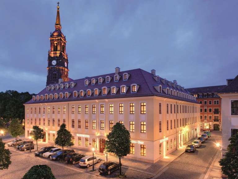 Ein großes Gebäude mit einem Uhrturm davor