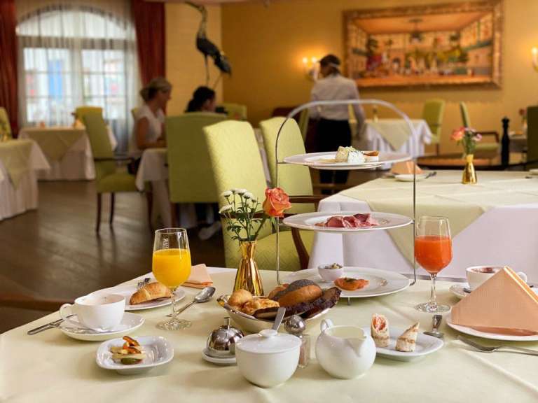 Ein tisch mit tellern und gläsern mit speisen und getränken darauf