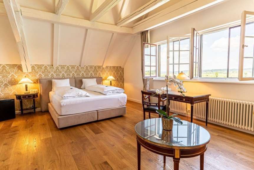 Ein Hotelzimmer mit einem Bett und einem Schreibtisch
