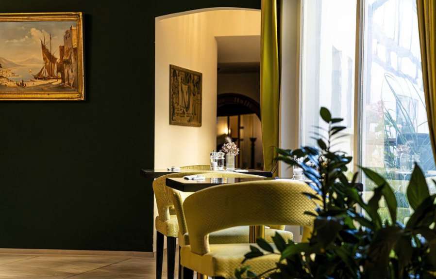 Ein Tisch und Stühle in einem Restaurant mit einem Gemälde an der Wand