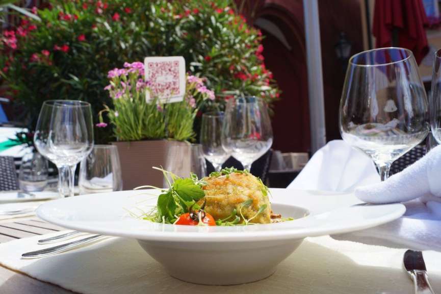 Ein weißer Teller mit einem Stück Essen auf einem Tisch