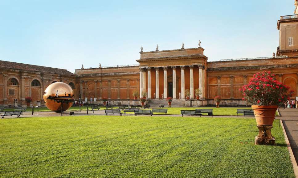 Ein großes Gebäude mit einer Statue im Vordergrund