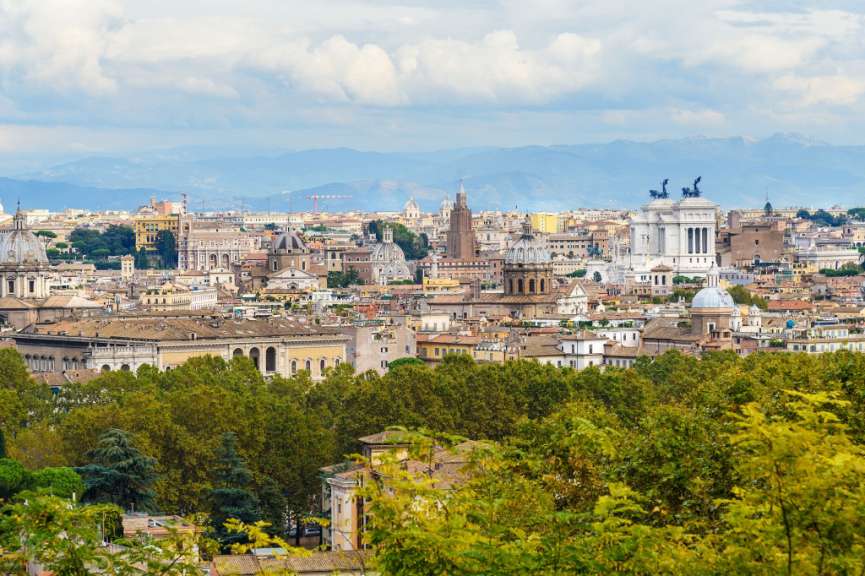 Eine Stadt mit vielen Gebäuden und Bäumen im Vordergrund