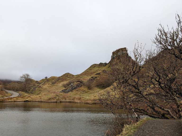 Ein See mit einem Berg im Hintergrund