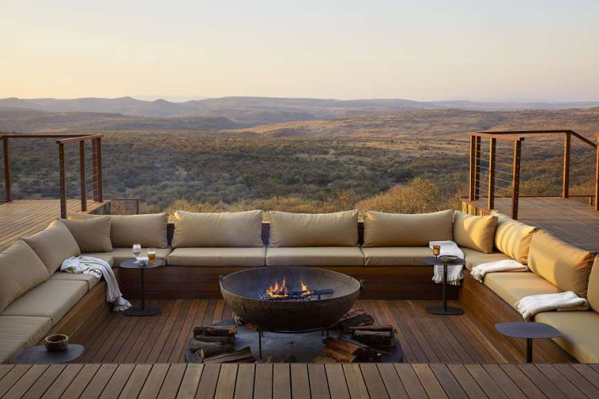 Ein Holzdeck mit einer Feuerstelle in der Mitte