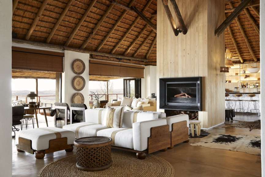 Ein Wohnzimmer mit weißen Möbeln und einem Kamin