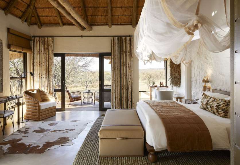 Ein Schlafzimmer mit einem Bett und einem Stuhl