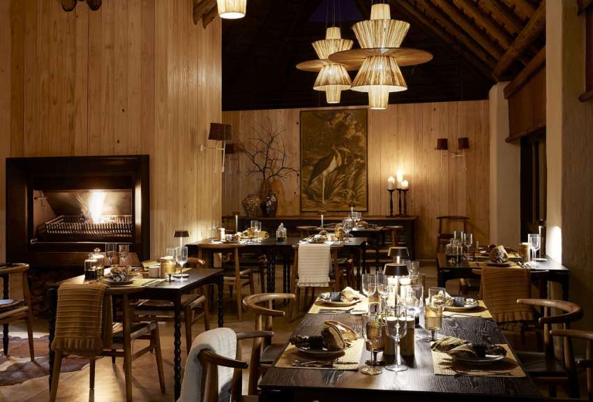 Ein Esszimmer mit Tischen und Stühlen und einem Kamin