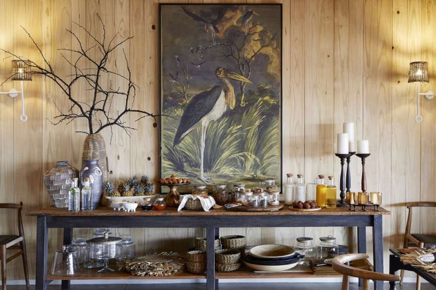 Ein Tisch mit einem Gemälde eines Vogels darauf