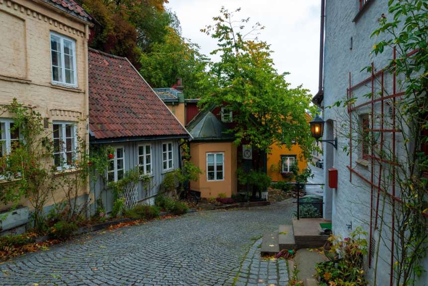 Ein kleines Gebäude mit einem Schild an der Seite