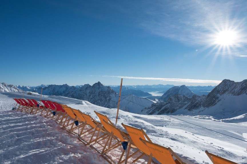 Eine Reihe von Liegestühlen auf einem schneebedeckten Berg