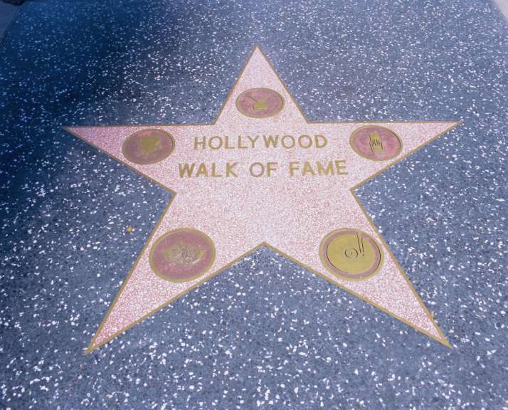 Ein hollywood-walk of fame-Stern auf dem Bürgersteig