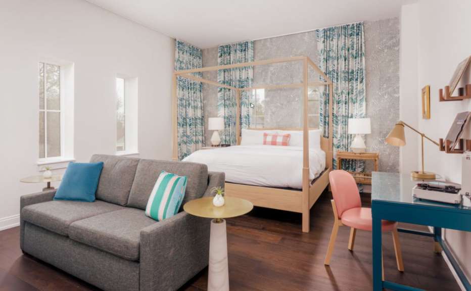 Ein Schlafzimmer mit einem Himmelbett und einem Couchtisch