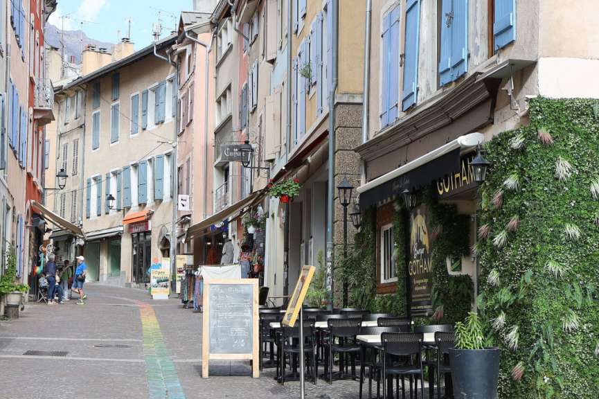 Eine Straße mit vielen Geschäften und einem Schild mit der Aufschrift „ quicha “
