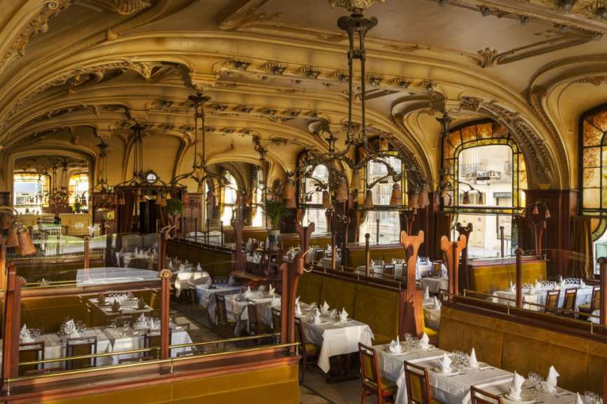 Ein sehr großes Restaurant mit vielen Tischen und Stühlen