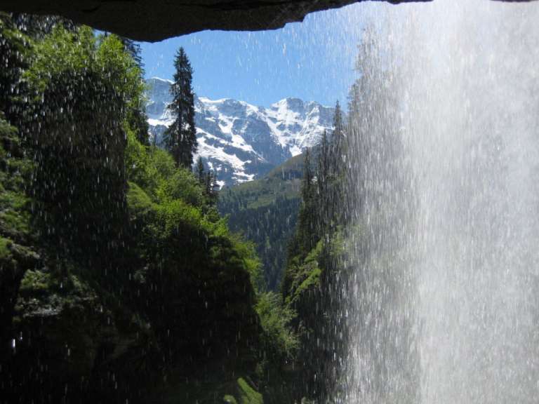 Ein Wasserfall mit einem Berg im Hintergrund