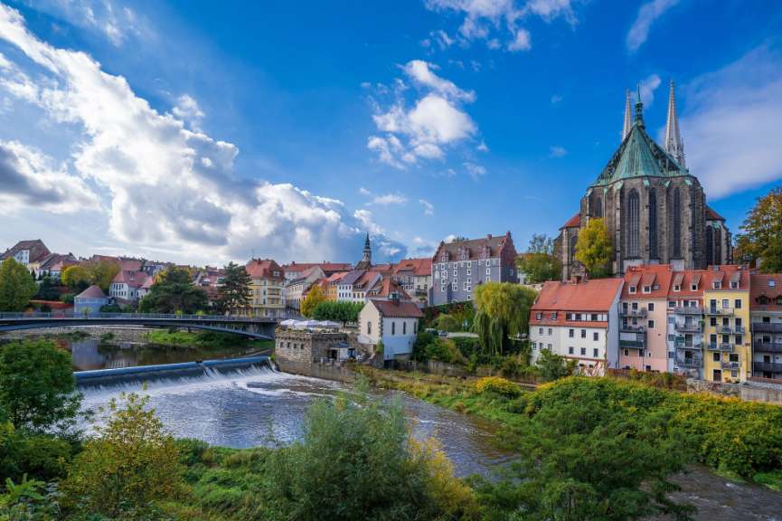 Ein Fluss fließt durch eine Stadt mit vielen Gebäuden