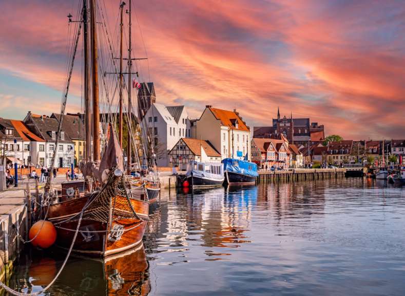 Ein braunes Boot mit der Aufschrift ' a ' darauf liegt in einem Hafen