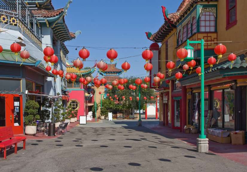 Eine chinesische Straße mit vielen roten Laternen