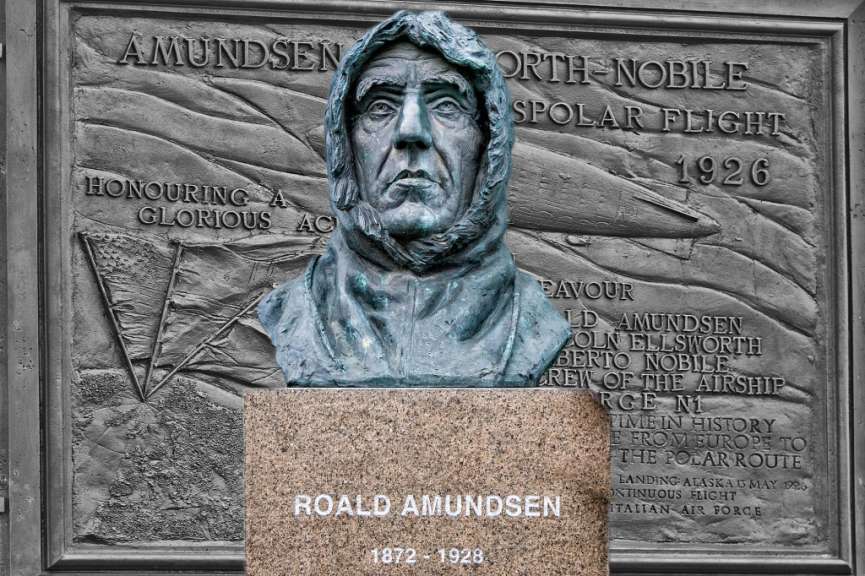 Eine Statue eines Mannes mit dem Namen Roald ammundsen