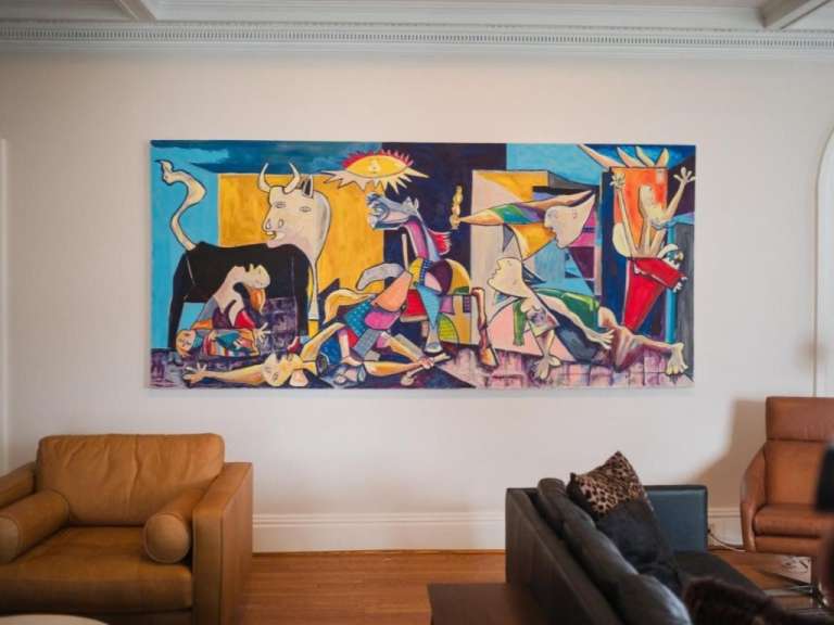 Ein Gemälde hängt an einer weißen Wand in einem Wohnzimmer