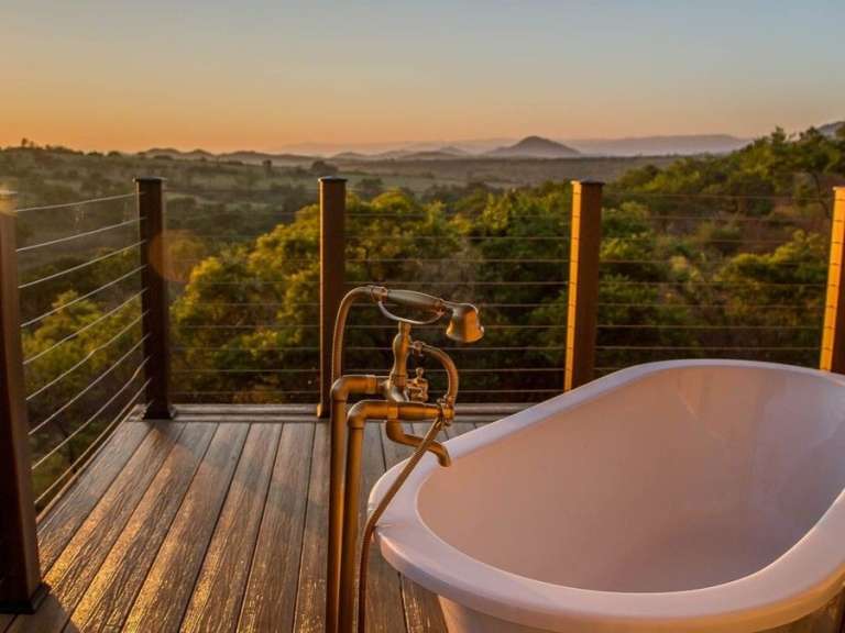 Badewanne auf einem Deck mit Blick auf die Berge