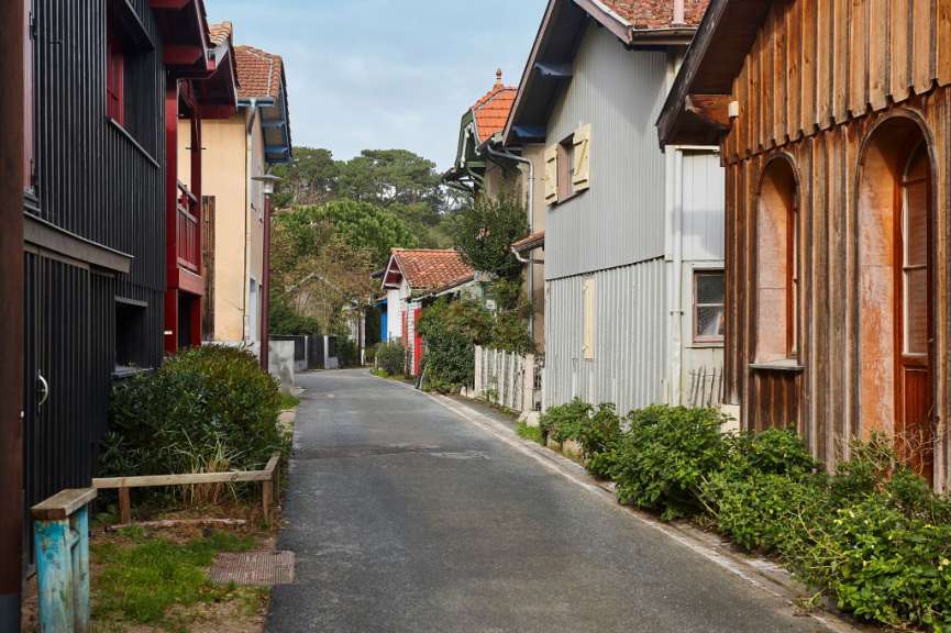Eine Straße, die zwischen zwei Häusern verläuft