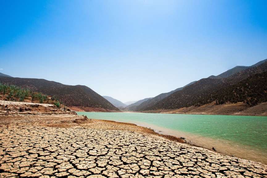 Ein sehr grüner See inmitten einer Bergkette