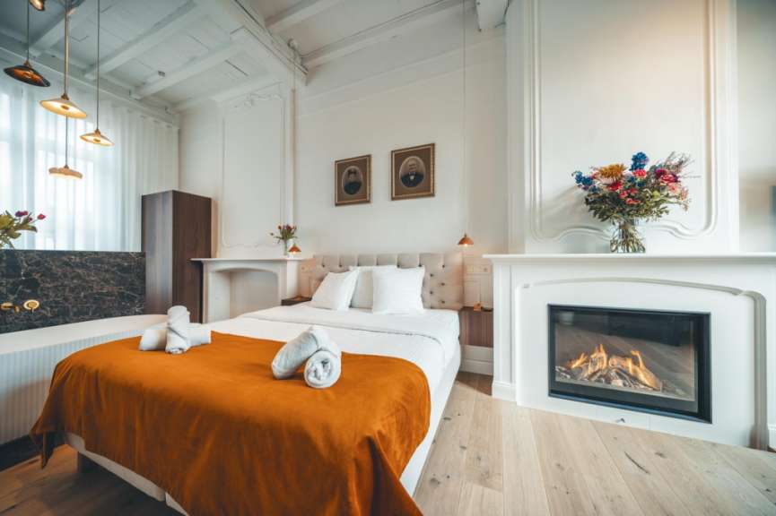 Ein Schlafzimmer mit einem Bett und einem Kamin