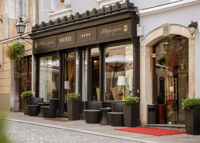 Ein Hotel mit einem roten Teppich vor dem Eingang