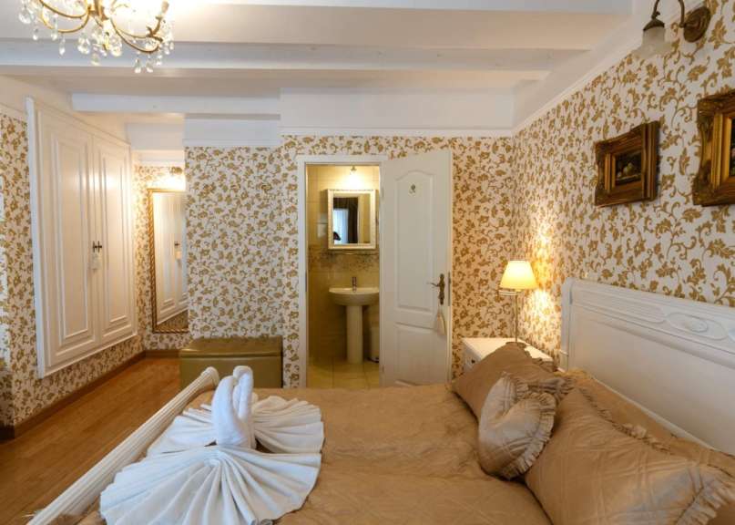 Ein Schlafzimmer mit einem Bett und einem Waschbecken