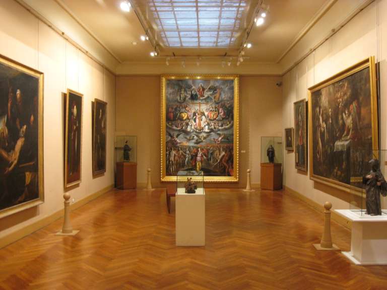 Ein Museum mit vielen Gemälden und Statuen