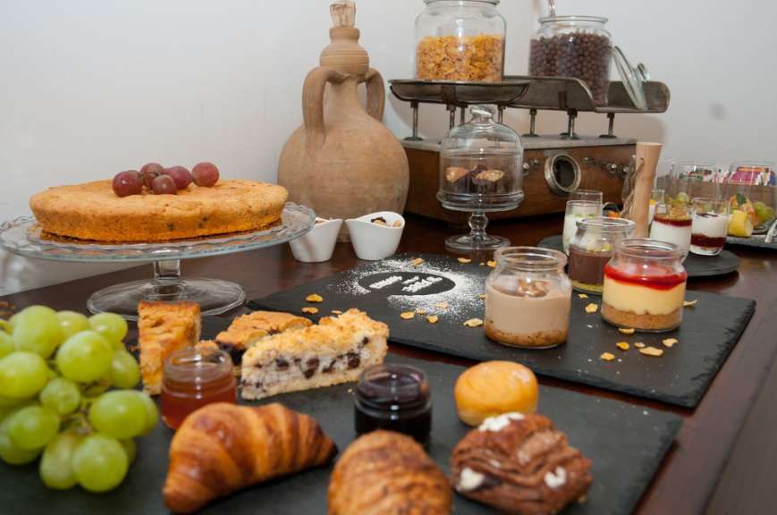 Eine Auswahl an Desserts steht auf einem Tisch