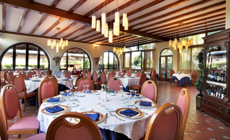 Ein Restaurant mit vielen Tischen und Stühlen